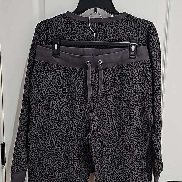 J. Crew Size Medium Leopard Print Sweatshirt and Sweatpants Bundle - like new - Picture 8 of 11